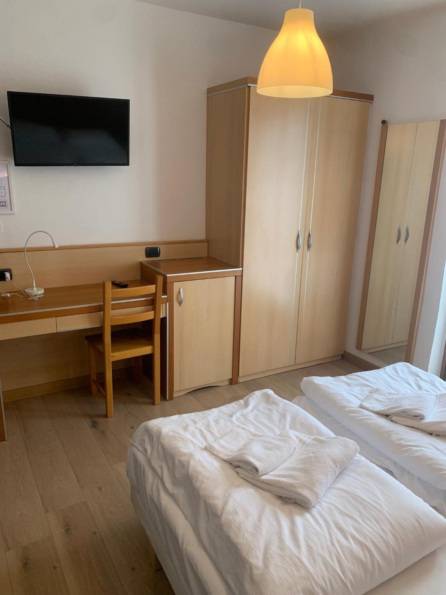 Hotel Garni Delle Rose Сенига Экстерьер фото
