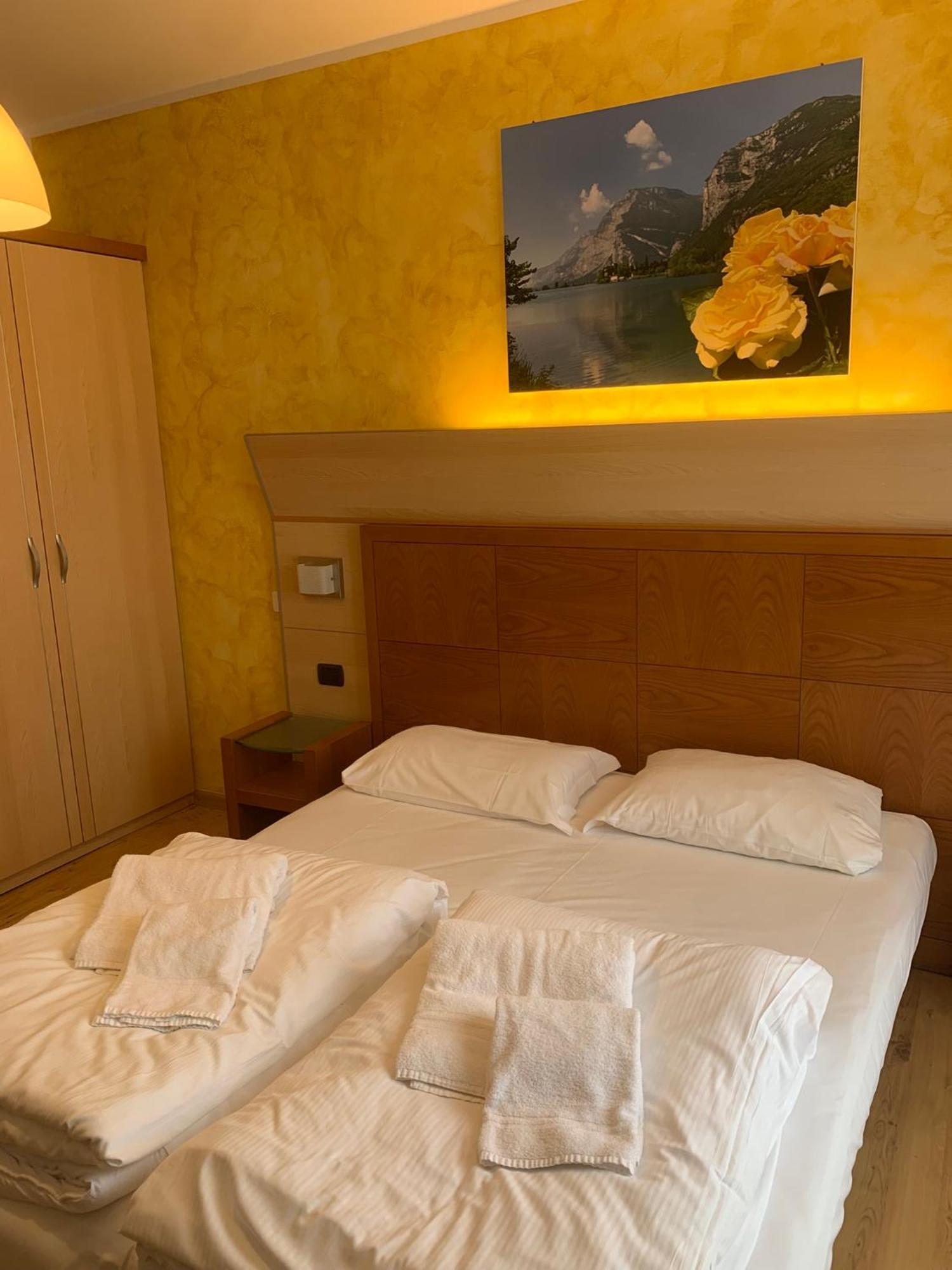 Hotel Garni Delle Rose Сенига Экстерьер фото
