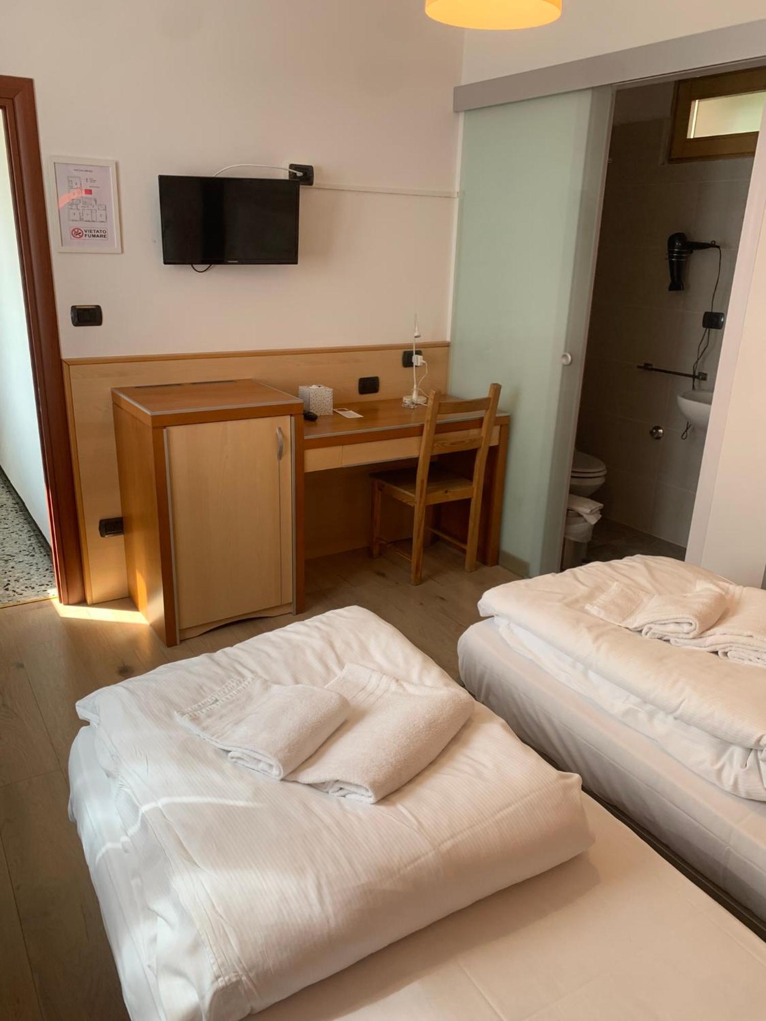 Hotel Garni Delle Rose Сенига Экстерьер фото